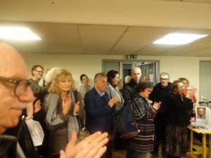 Manifestation de sympathie de collegues lors de l hommage 2