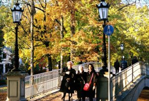 julia alb mad, Lettonie