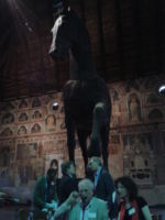 Padoue, congrès 2012 AIPCF, Salle della Ragione, Le cheval en bois de Donatello, au fond, à gauche le Sindaco (Maire de la ville), à droite, Raffaelle Fischetti Padoue, congrès 2012 AIPCF, Salle della Ragione, Le cheval en bois de Donatello, au fond, à gauche le Sindaco (Maire de la ville), à droite, Raffaelle Fischetti